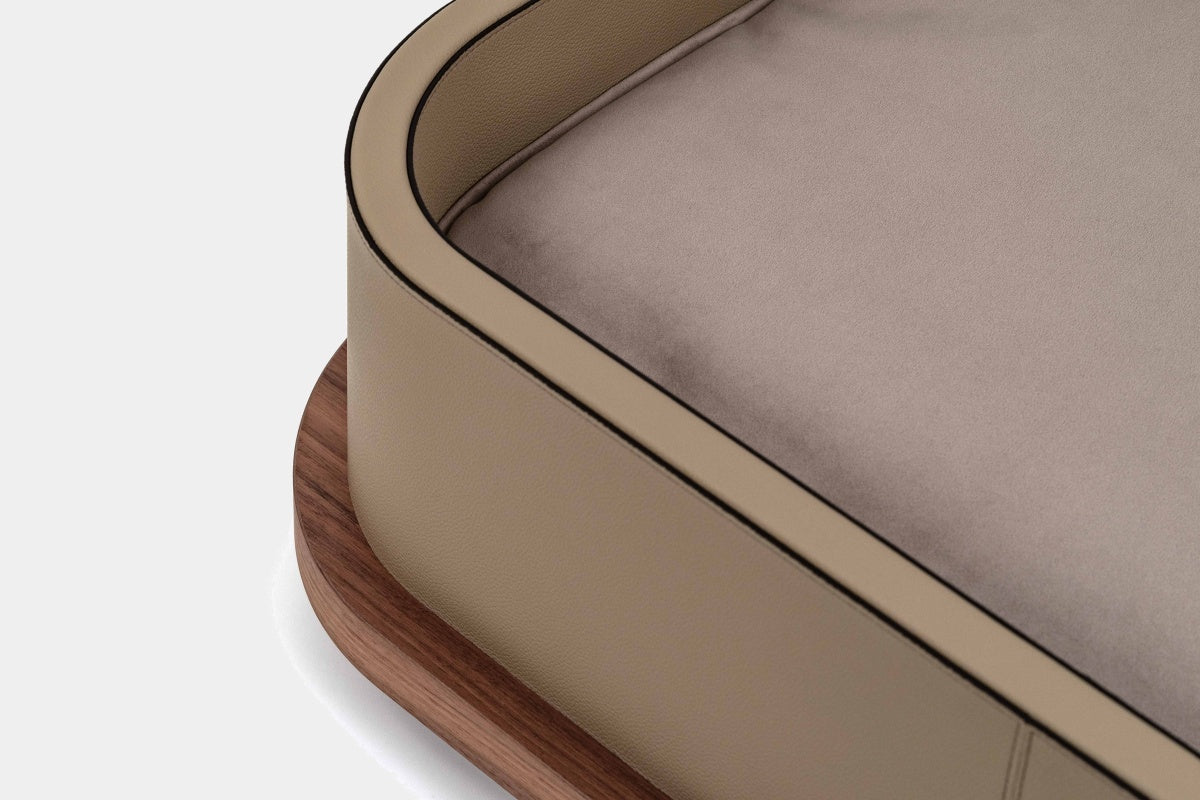 Luxusní kožený pelech pro psy s dřevěným podstavcem