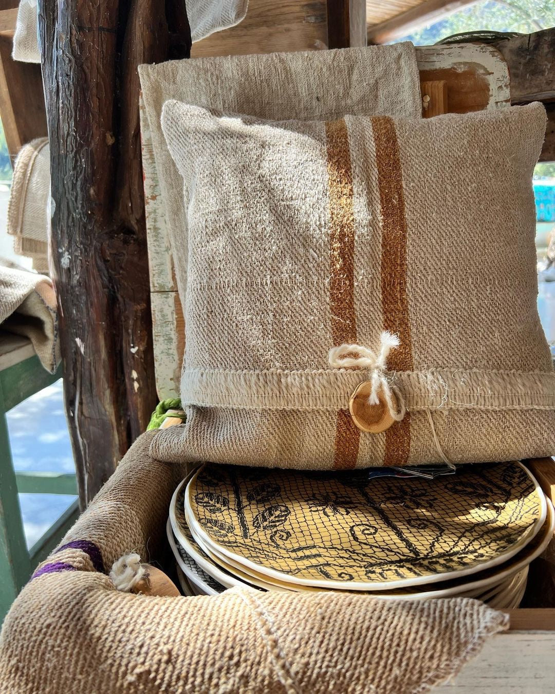 Lněný polštář s knoflíky z jalovcového dřeva LINEA PANE