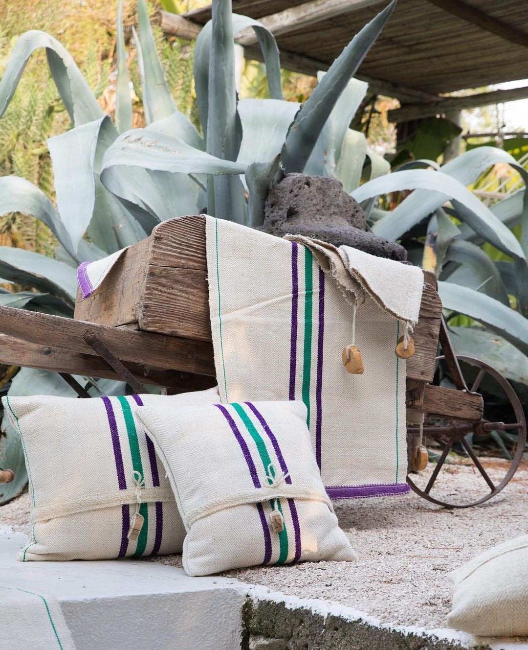 Lněný polštář s knoflíky z jalovcového dřeva LINEA PANE