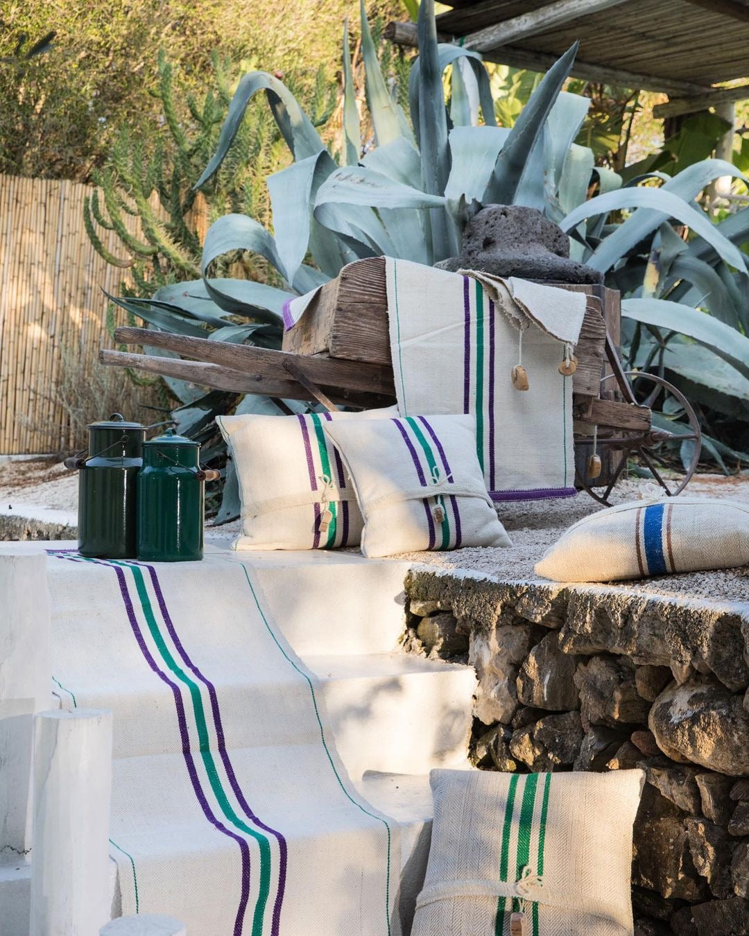 Lněný polštář s knoflíky z jalovcového dřeva LINEA PANE