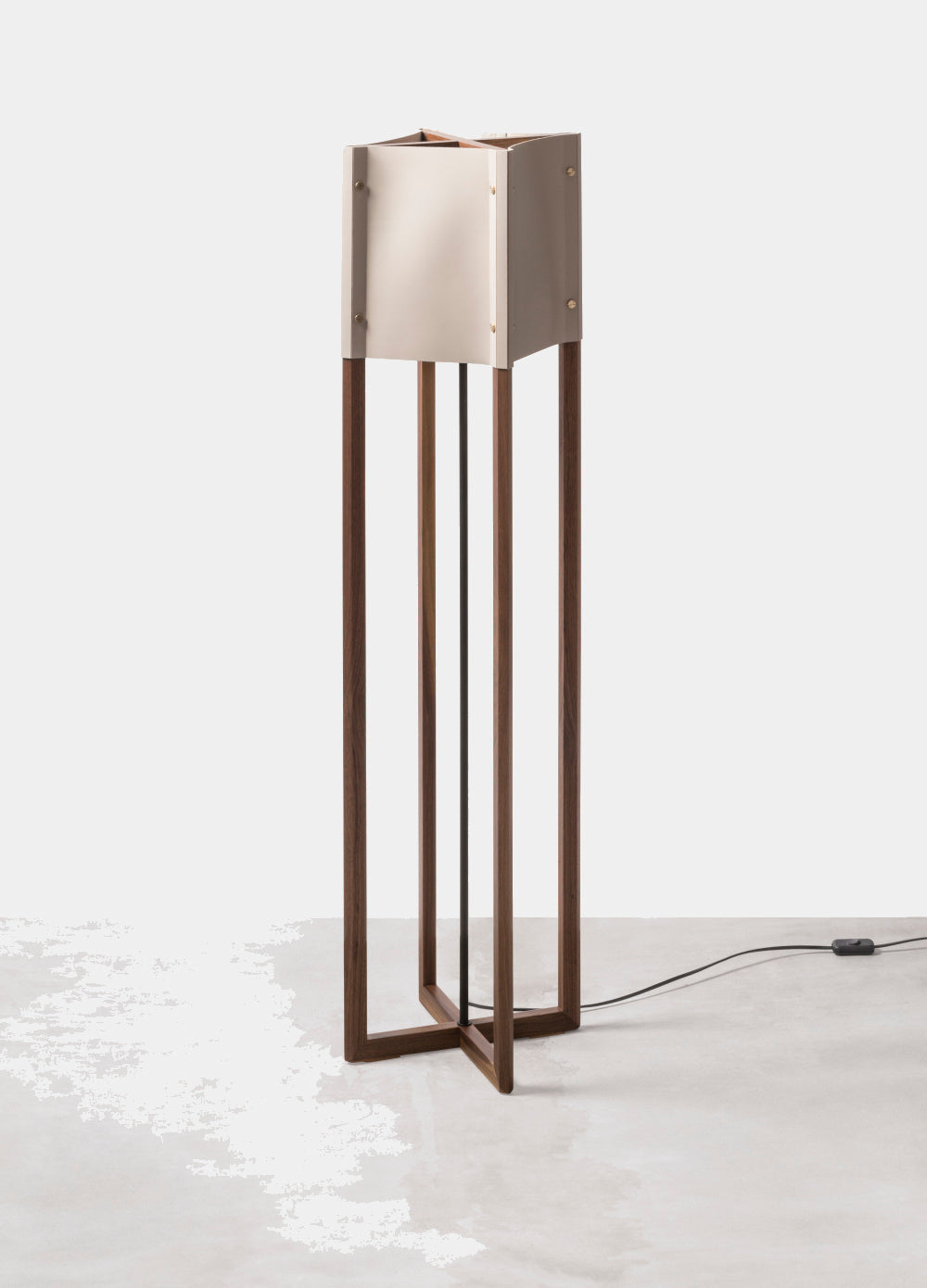 Designová stojací lampa ALIANTE s koženým stínidlem