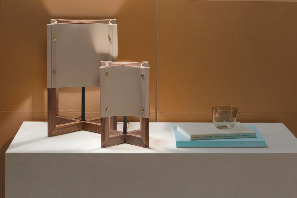 Designová stolní lampa ALIANTE s koženým stínidlem