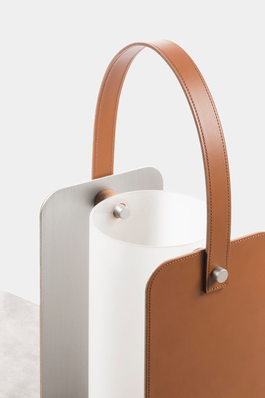 Designová lucerna LUMEN v koženém obalu s pískovaným sklem