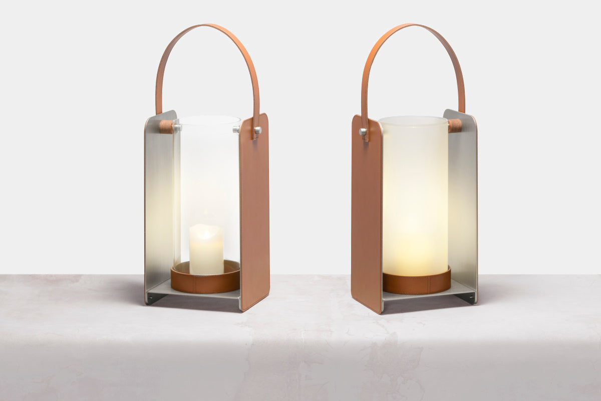 Designová lucerna LUMEN v koženém obalu s pískovaným sklem