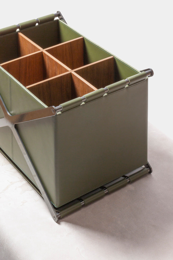 Designový kožený koš v kovové konstrukci