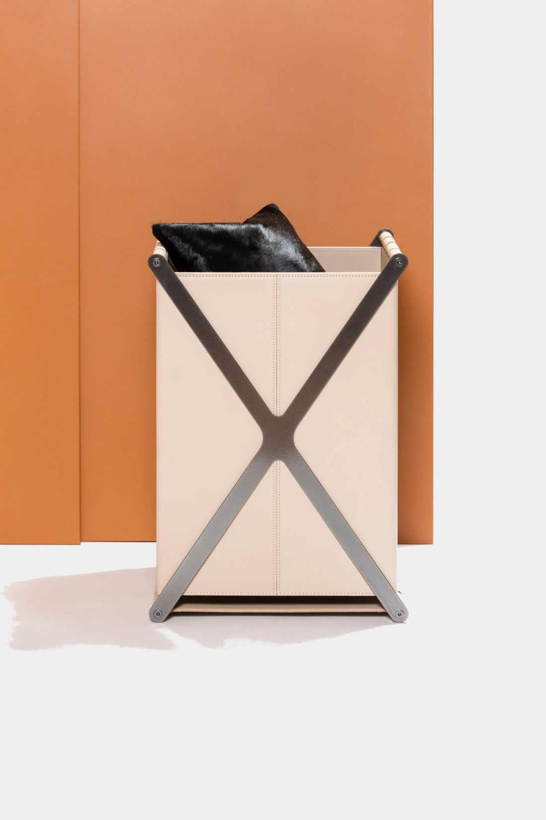 Designový kožený koš v kovové konstrukci