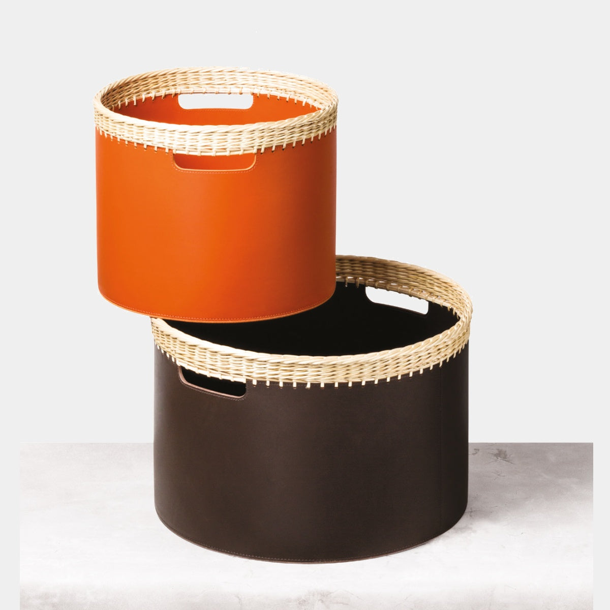 RABITTI 1969 Velký kulatý kožený koš COMO s proutěným krajem