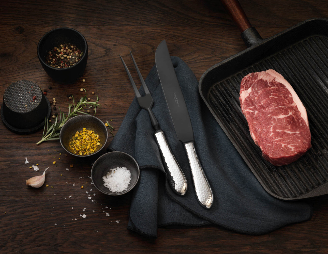 Stříbrný tranšírovací příbor v koženém etui