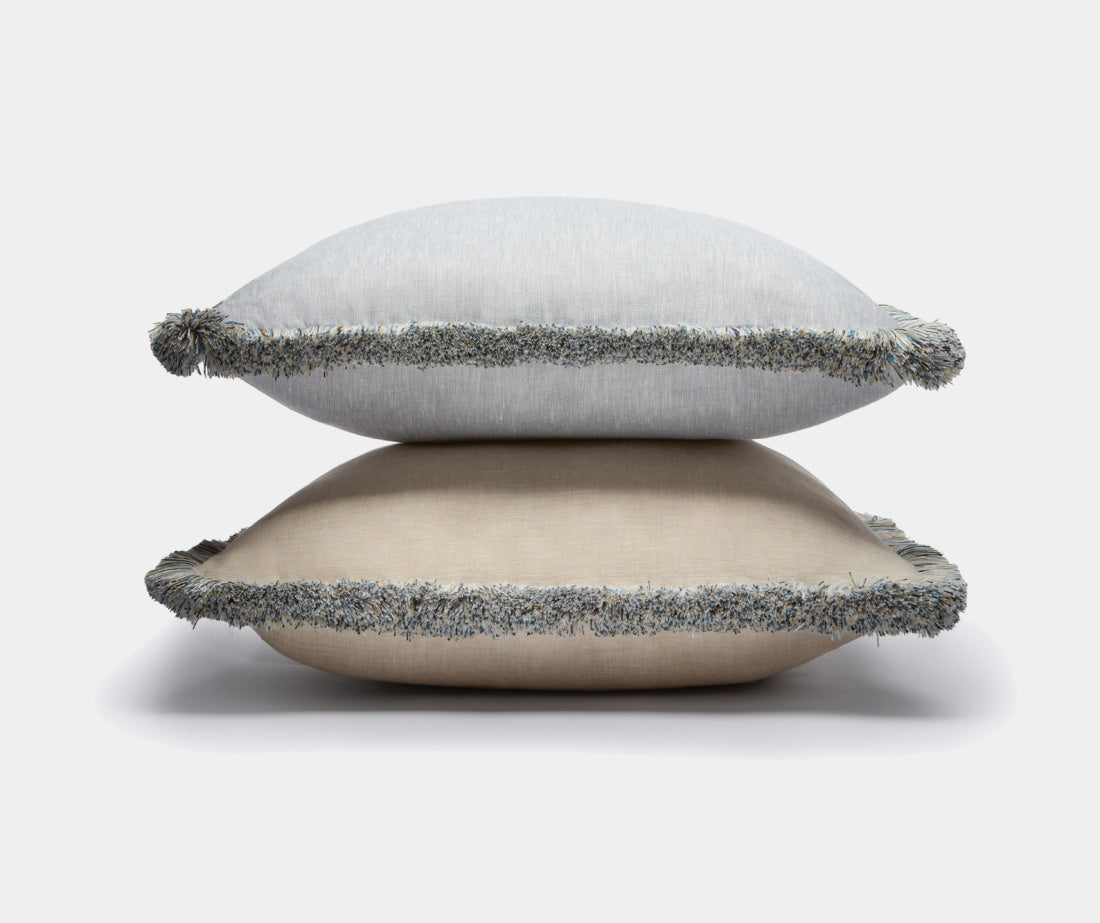 lněný dekorační polštář s barevnými třásněmi