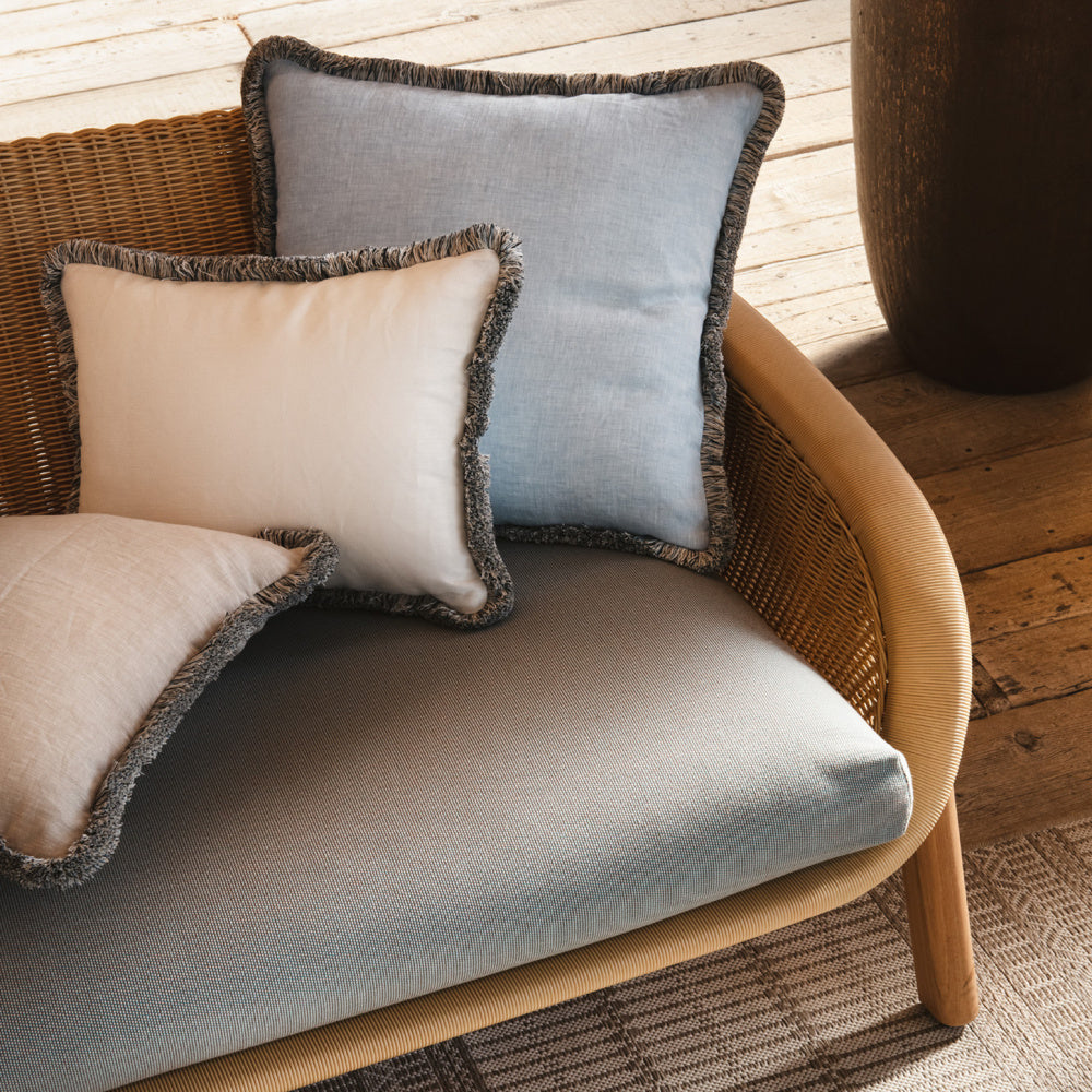 lněný dekorační polštář s barevnými třásněmi