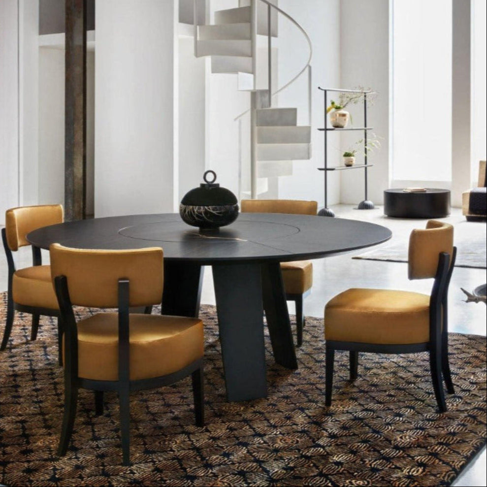 Luxusní čalouněná židle CHARLES K s černými dřevěnými nohami