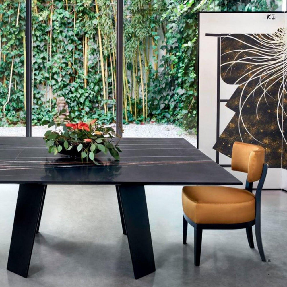 Luxusní čalouněná židle CHARLES K s černými dřevěnými nohami