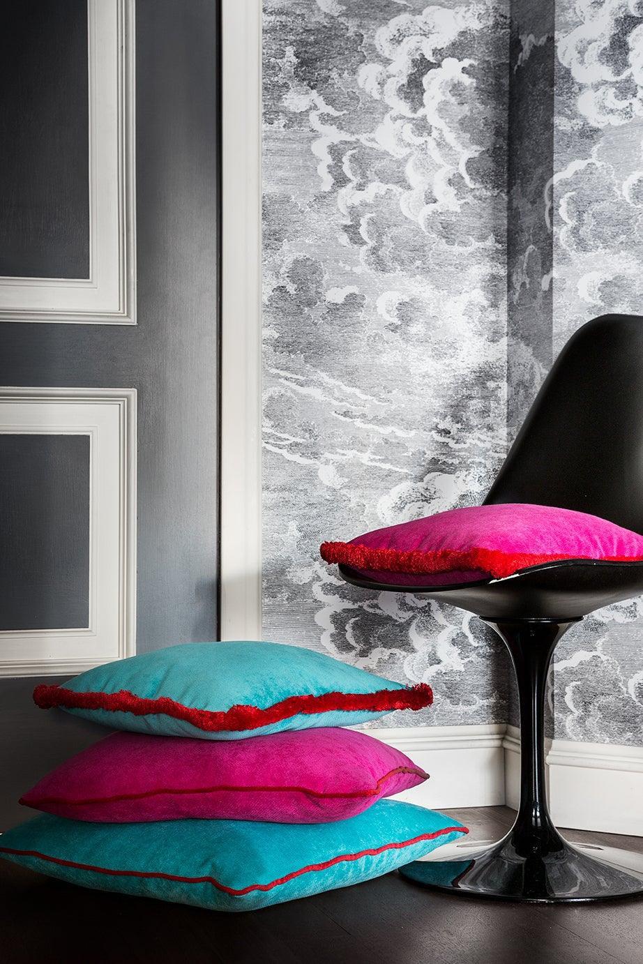 LO DECOR sametový dekorační polštář s třásněmi HAPPY PILLOW