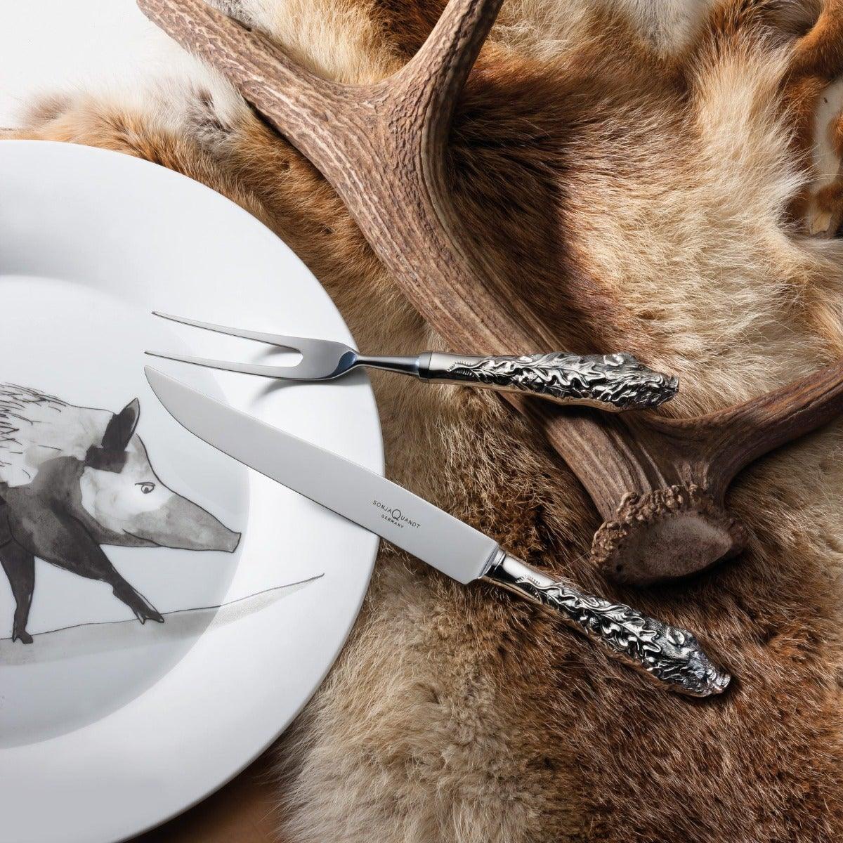 SONJA QUANDT postříbřený dranžírovací příbor s hlavou divočáka