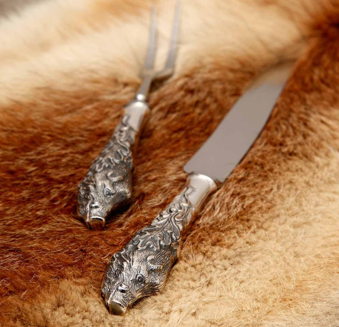 SONJA QUANDT postříbřený steakový příbor s hlavou divočáka