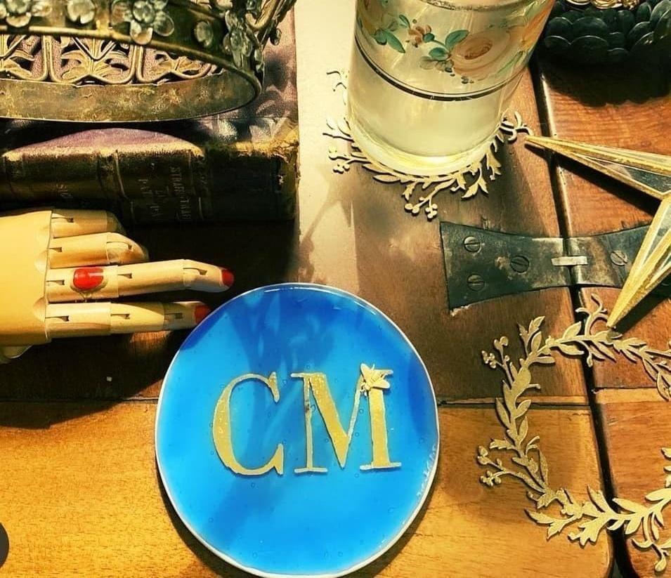 Talířek s písmenkem a zlatou vážkou - Vetrofuso - perdonahome