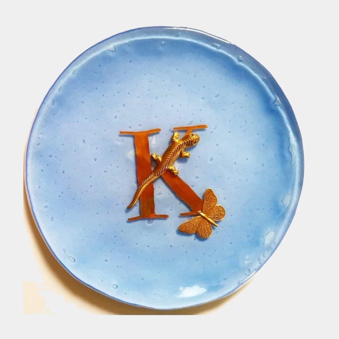 Talířek s písmenkem a zlatou vážkou - Vetrofuso - perdonahome