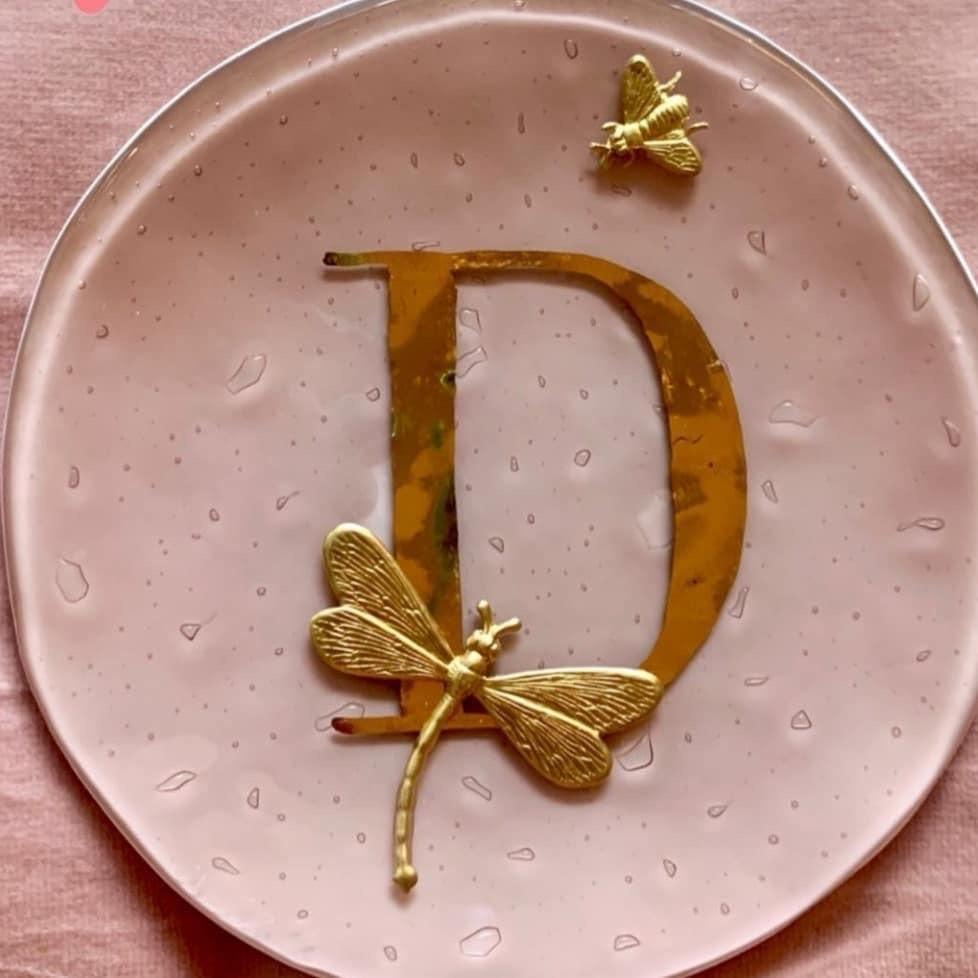 Talířek s písmenkem a zlatou vážkou - Vetrofuso - perdonahome