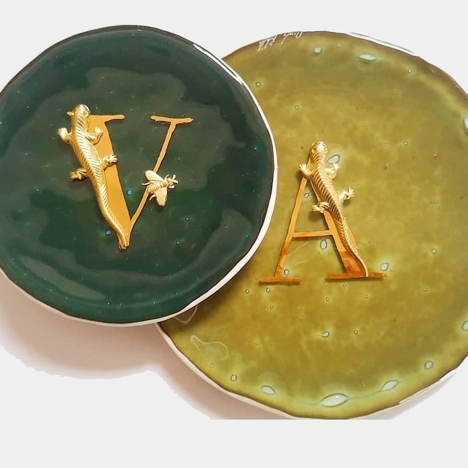 Talířek s písmenkem a zlatou vážkou - Vetrofuso - perdonahome