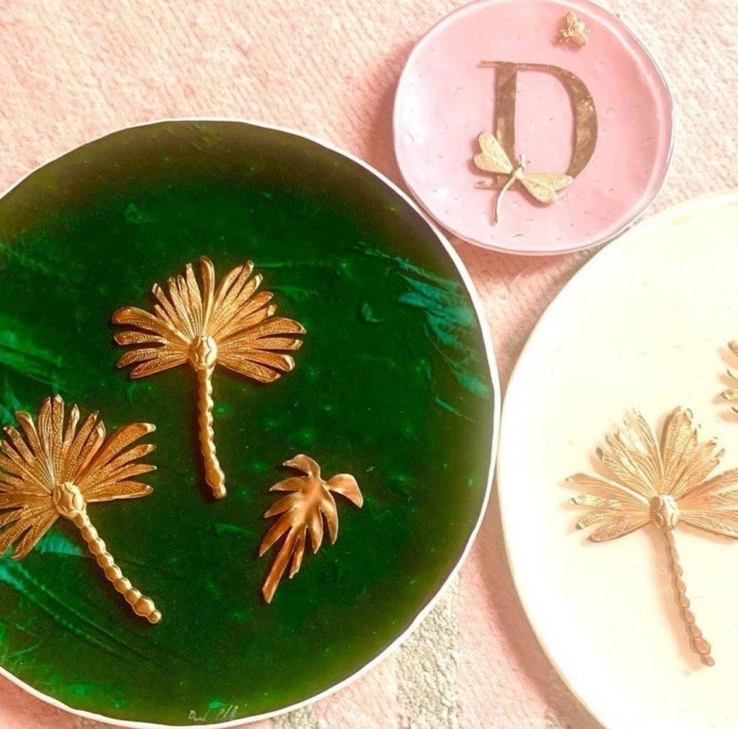 Talířek s písmenkem a zlatou vážkou - Vetrofuso - perdonahome