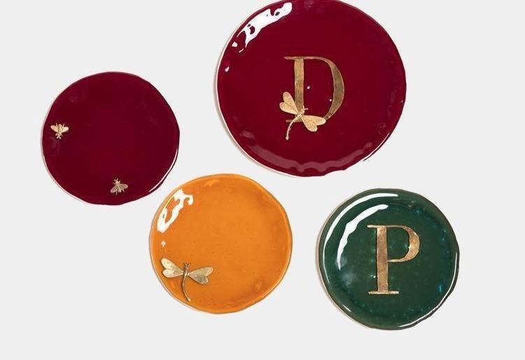 Talířek s písmenkem a zlatou vážkou - Vetrofuso - perdonahome