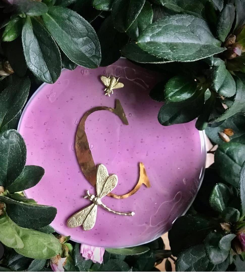 Talířek s písmenkem a zlatou vážkou - Vetrofuso - perdonahome