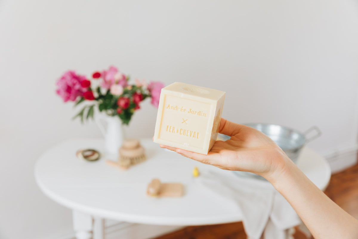 Andrée Jardin Koupelnová sada: marseillské mýdlo, kartáček na nehty a mýdlenka z jasanového dřeva