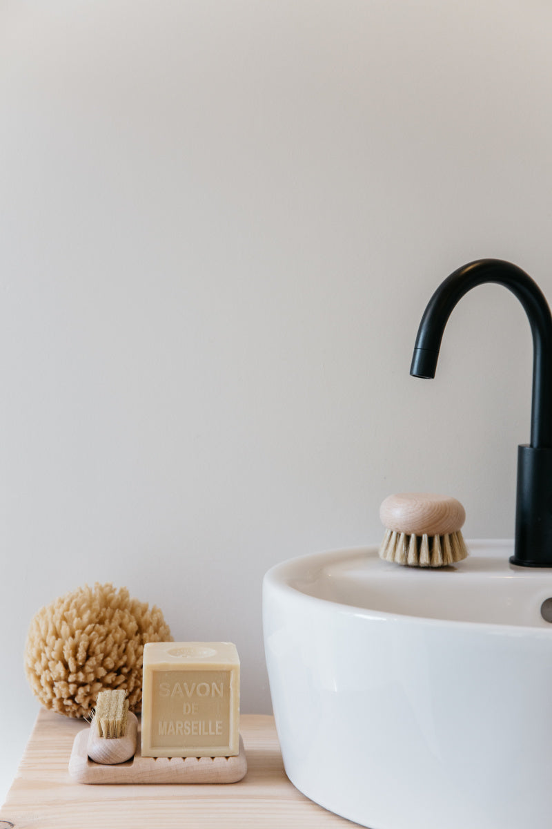 Andrée Jardin Koupelnová sada: marseillské mýdlo, kartáček na nehty a mýdlenka z jasanového dřeva