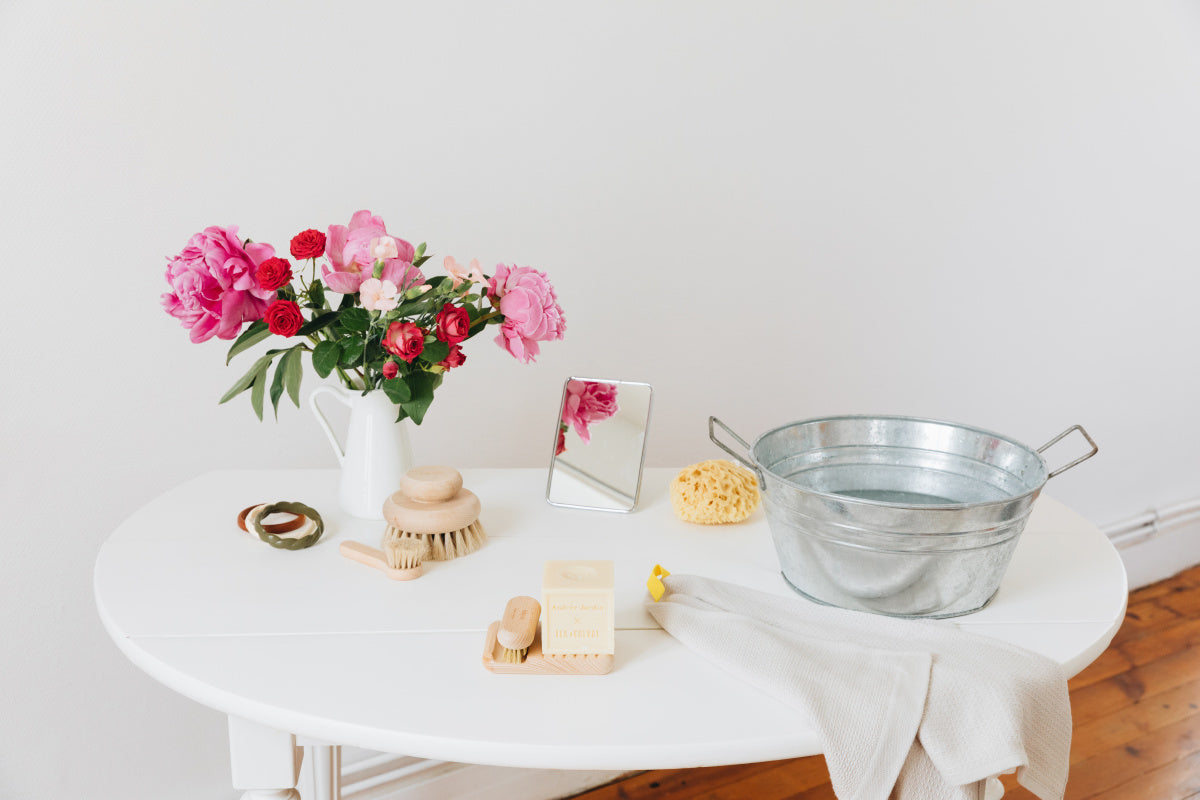 Andrée Jardin Koupelnová sada: marseillské mýdlo, kartáček na nehty a mýdlenka z jasanového dřeva