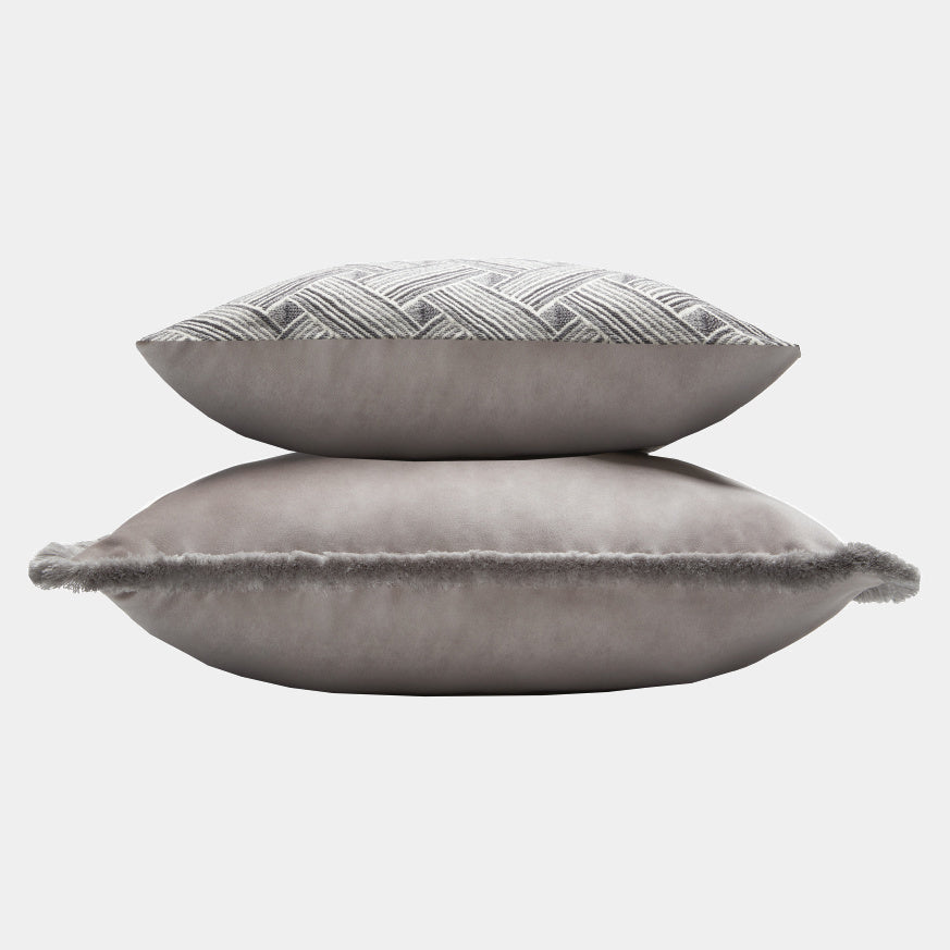 LO DECOR velký sametový dekorační polštář s třásněmi 60x60 šedý