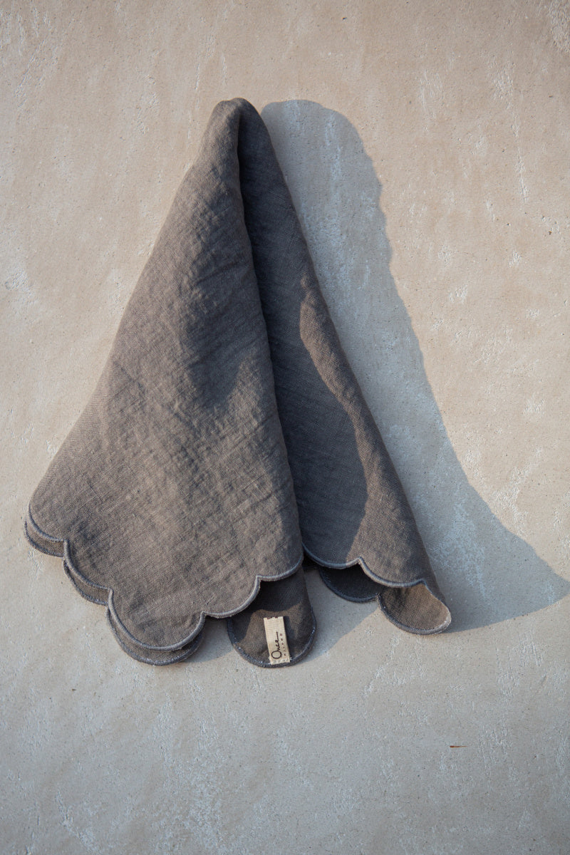 Once Milano lněný ubrousek se zoubkovým lemem