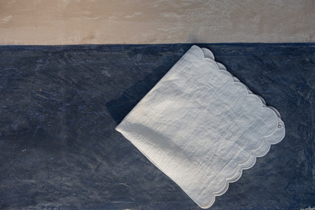 Once Milano lněný ubrousek se zoubkovým lemem