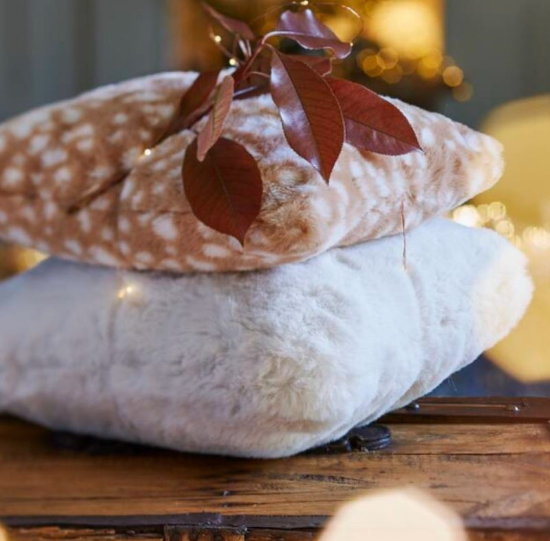 SYLVIE THIRIEZ bílý kožešinový dekorační polštář 30x60-cushion-perdonahome