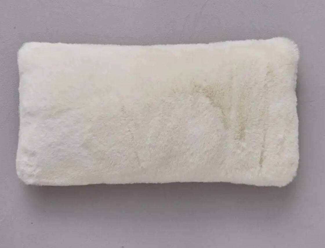 SYLVIE THIRIEZ bílý kožešinový dekorační polštář