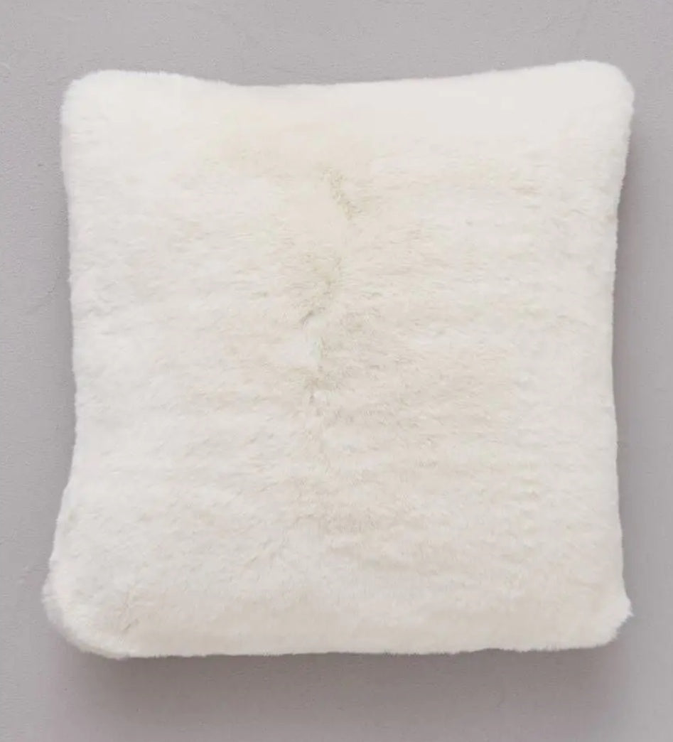 SYLVIE THIRIEZ bílý kožešinový dekorační polštář