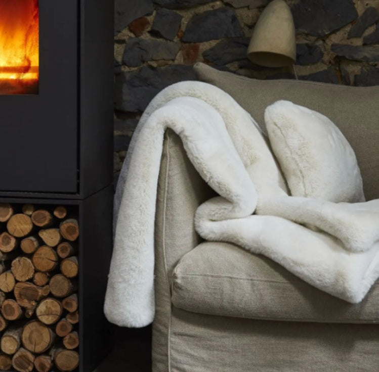 SYLVIE THIRIEZ bílý kožešinový dekorační polštář