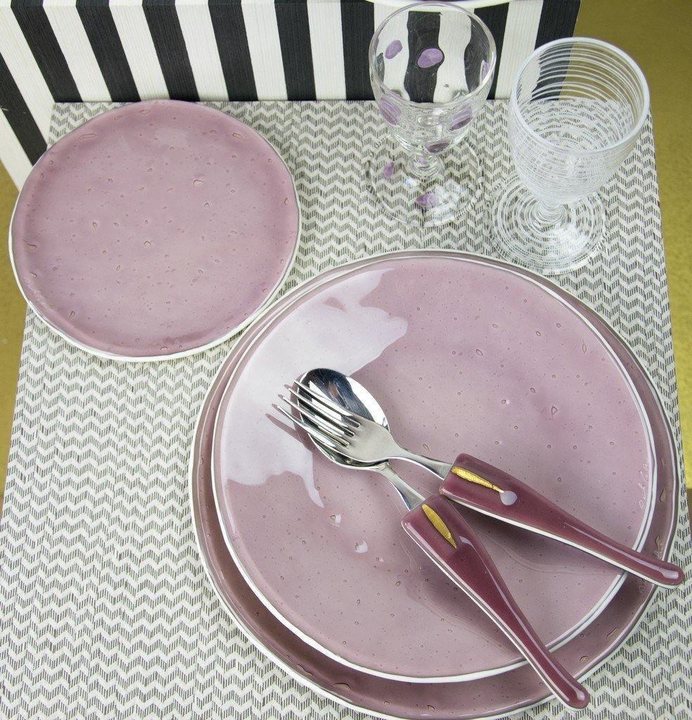 barevné skleněné talíře růžové