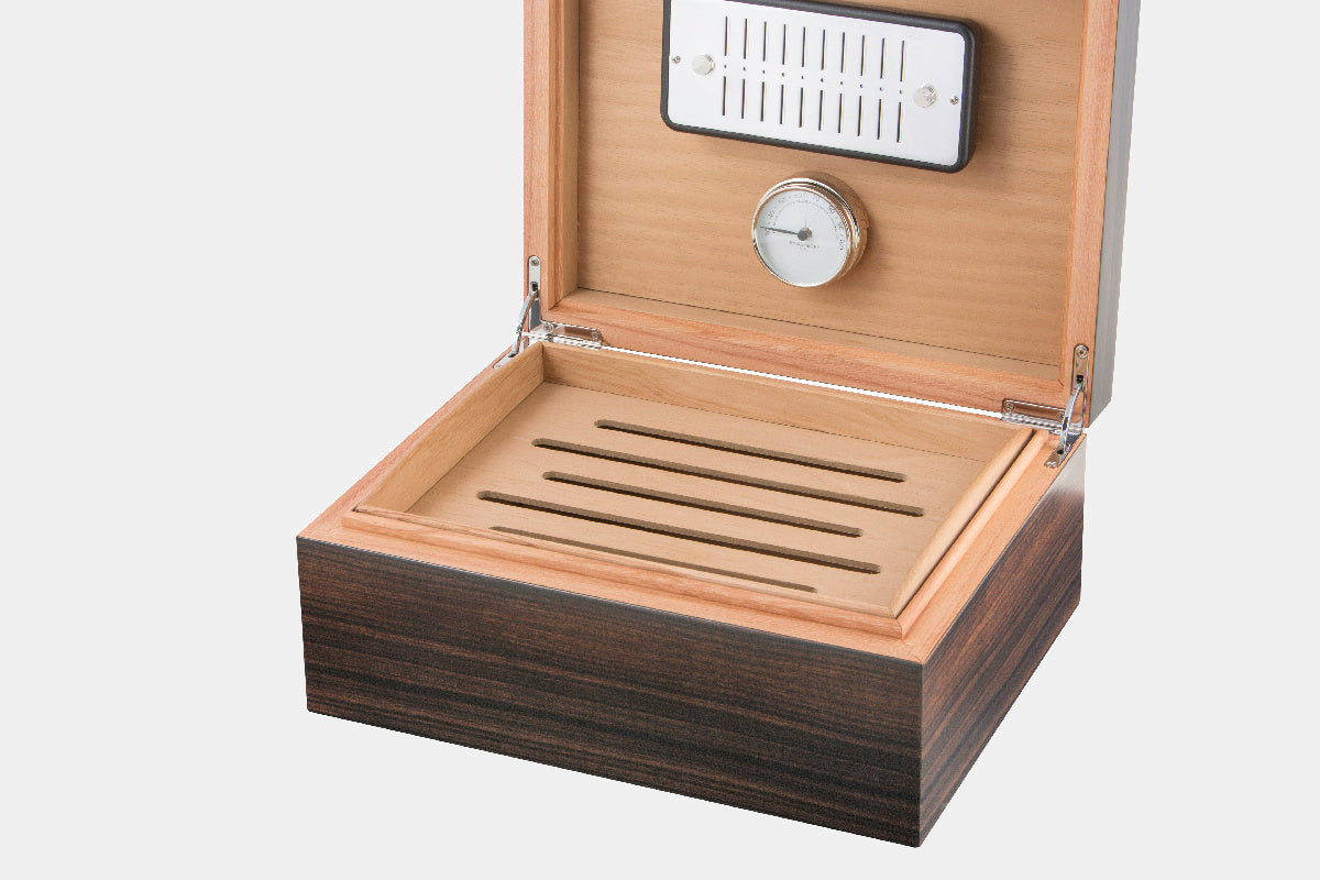 Elegantní humidor z Macassar ebenu a s koženou aplikací