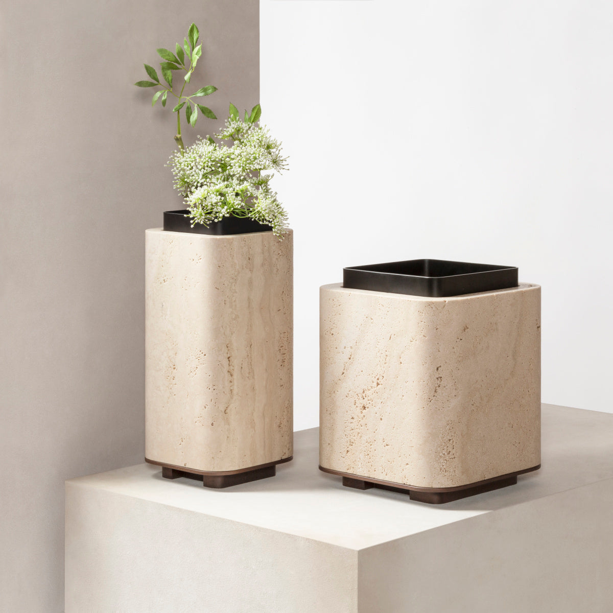 Lloyd designová váza z travertinu a bronzu