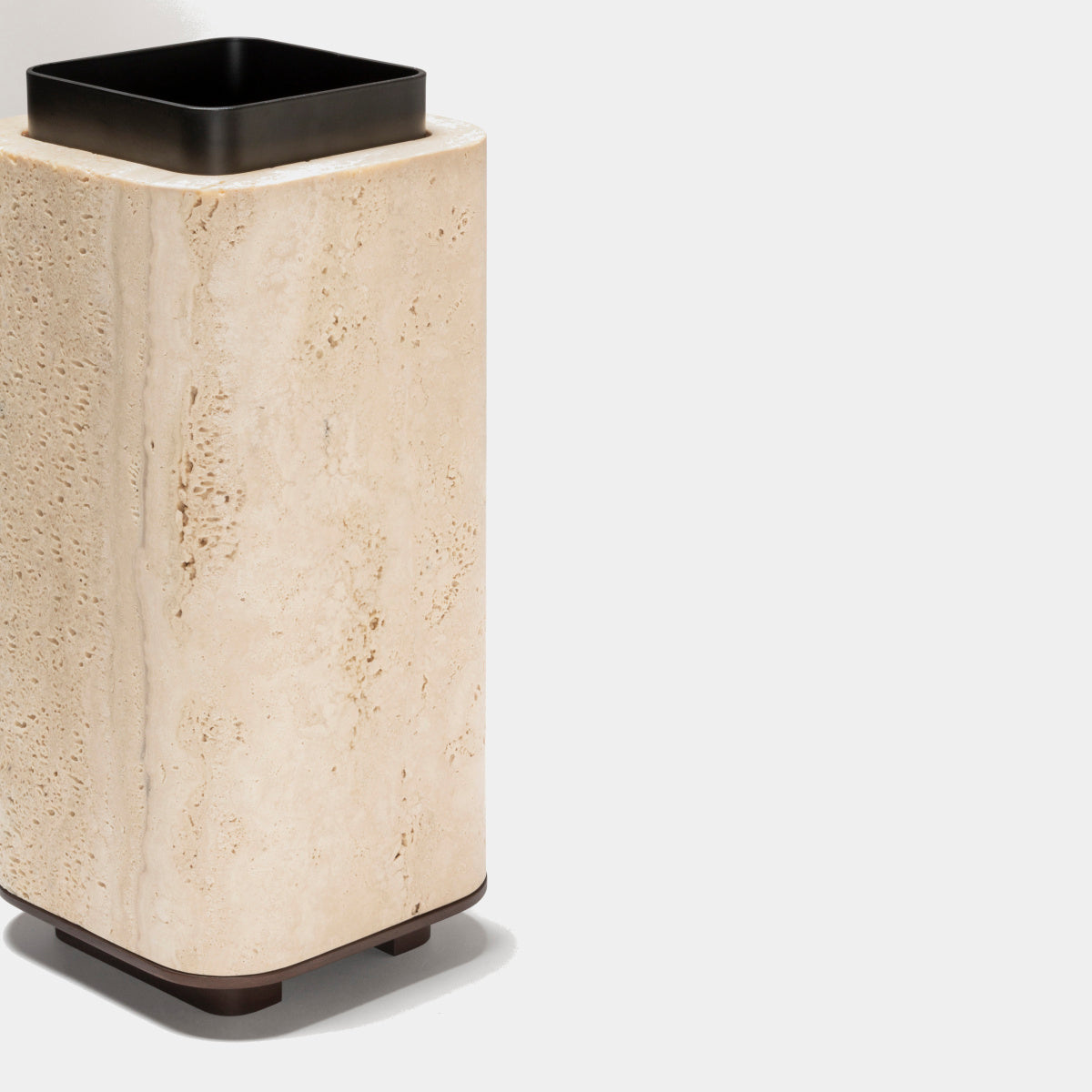 Lloyd designová váza z travertinu a bronzu