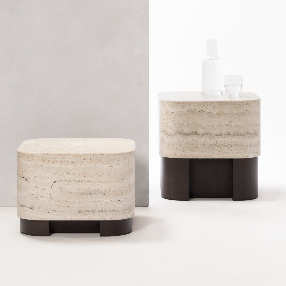 Lloyd moderní odkládací stolek z travertinu a ořechového dřeva