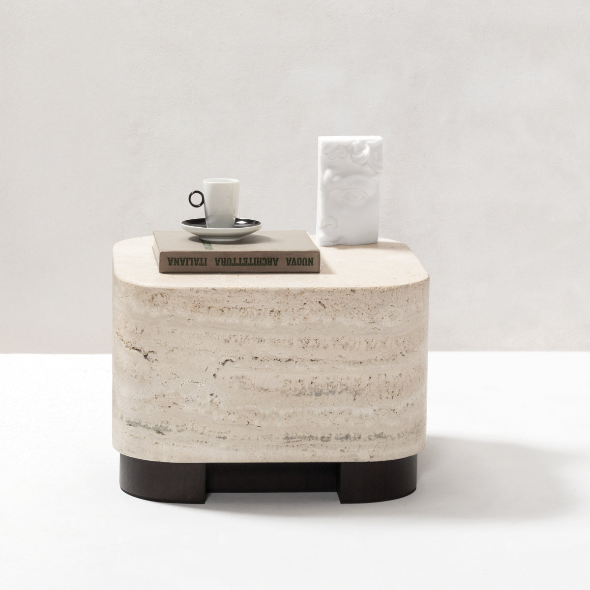 Lloyd moderní odkládací stolek z travertinu a ořechového dřeva