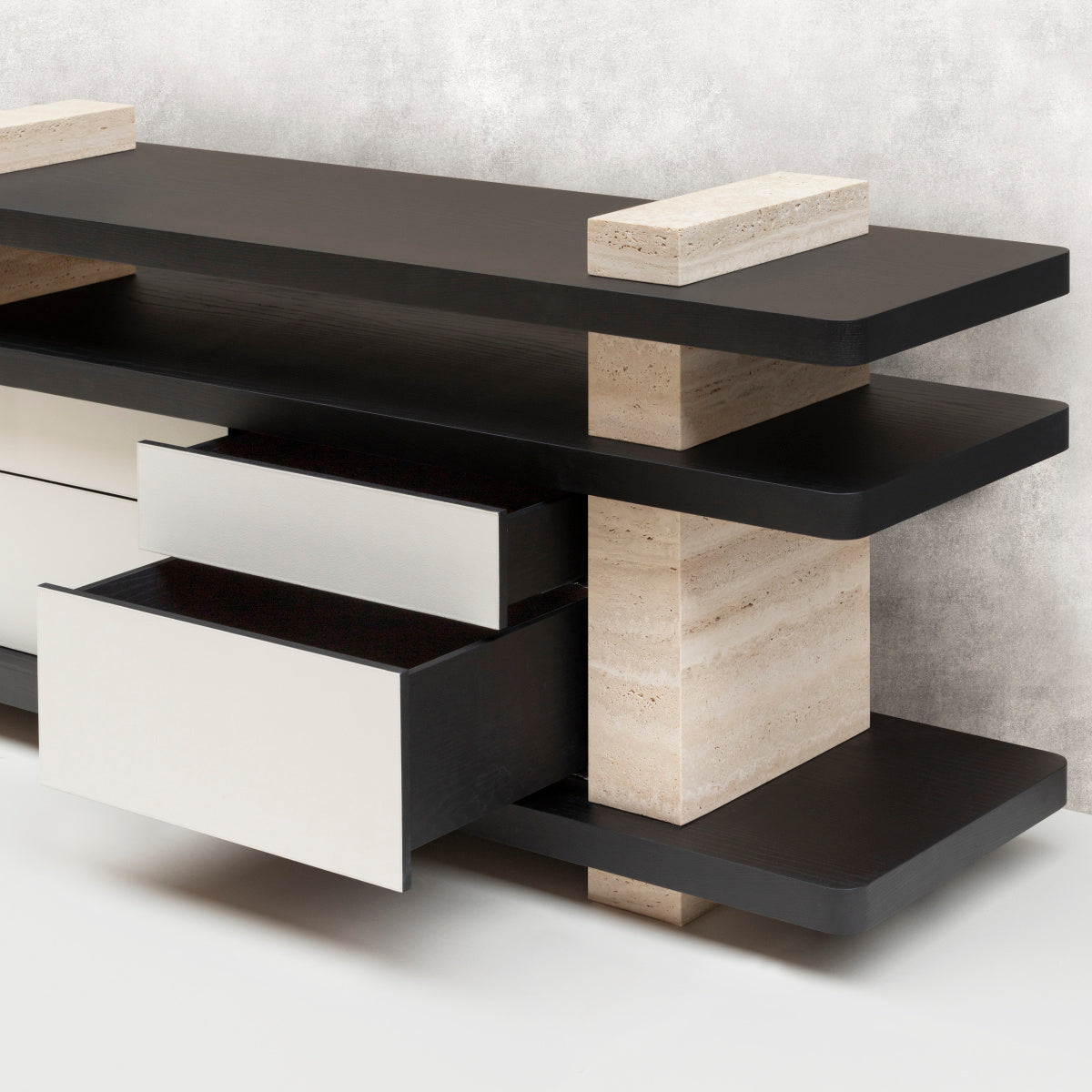 Elliott designová skříňka s travertinovými podstavci