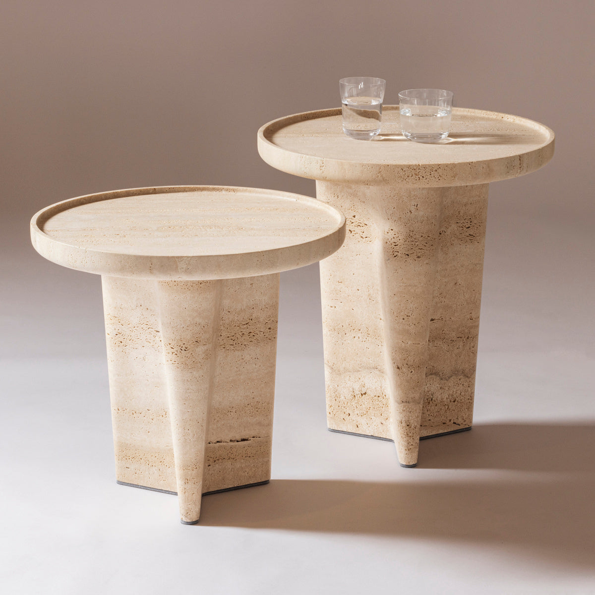 Tanell Designový příruční stolek ze světlého travertinu