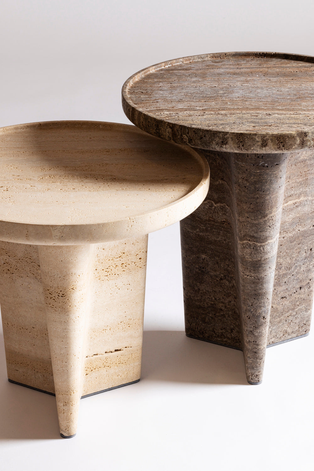 Tanell Designový příruční stolek ze světlého travertinu