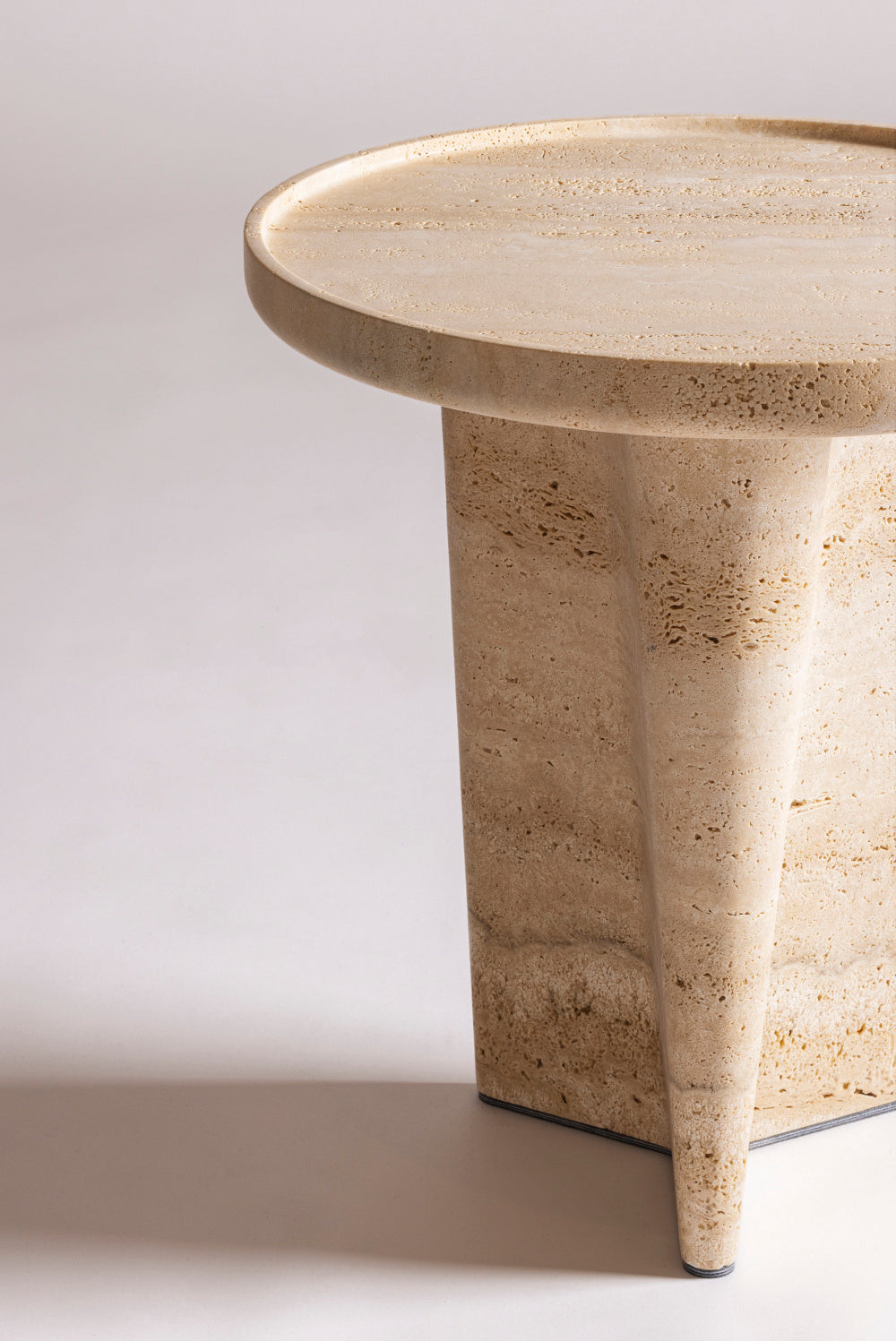 Tanell Designový příruční stolek ze světlého travertinu