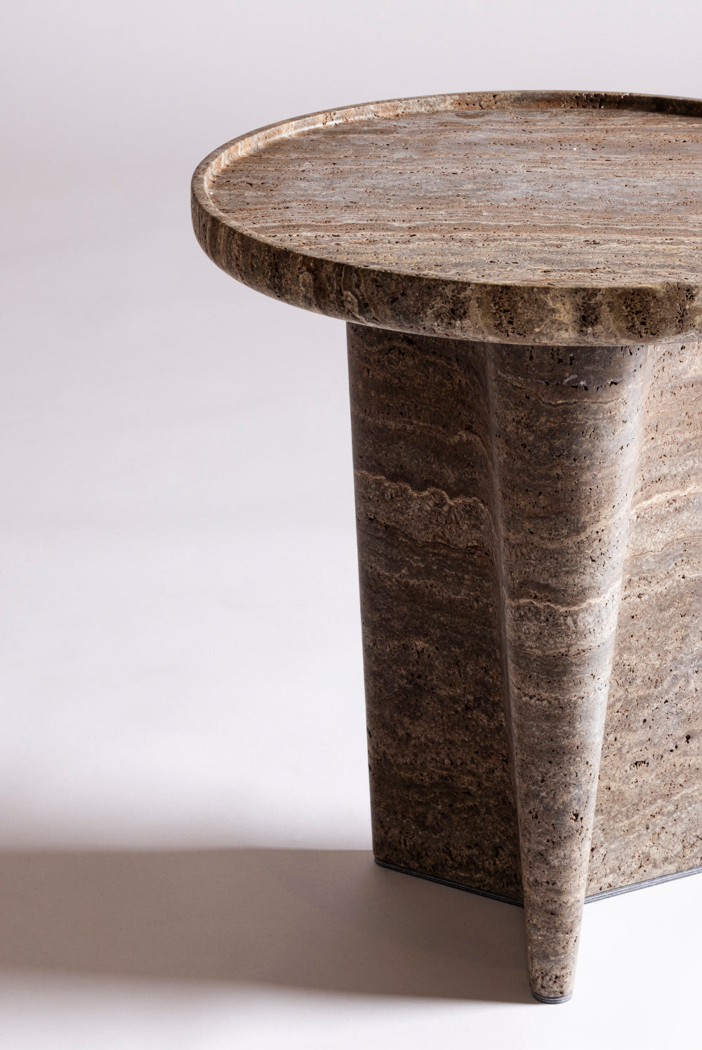 Tanell Designový příruční stolek z tmavého travertinu