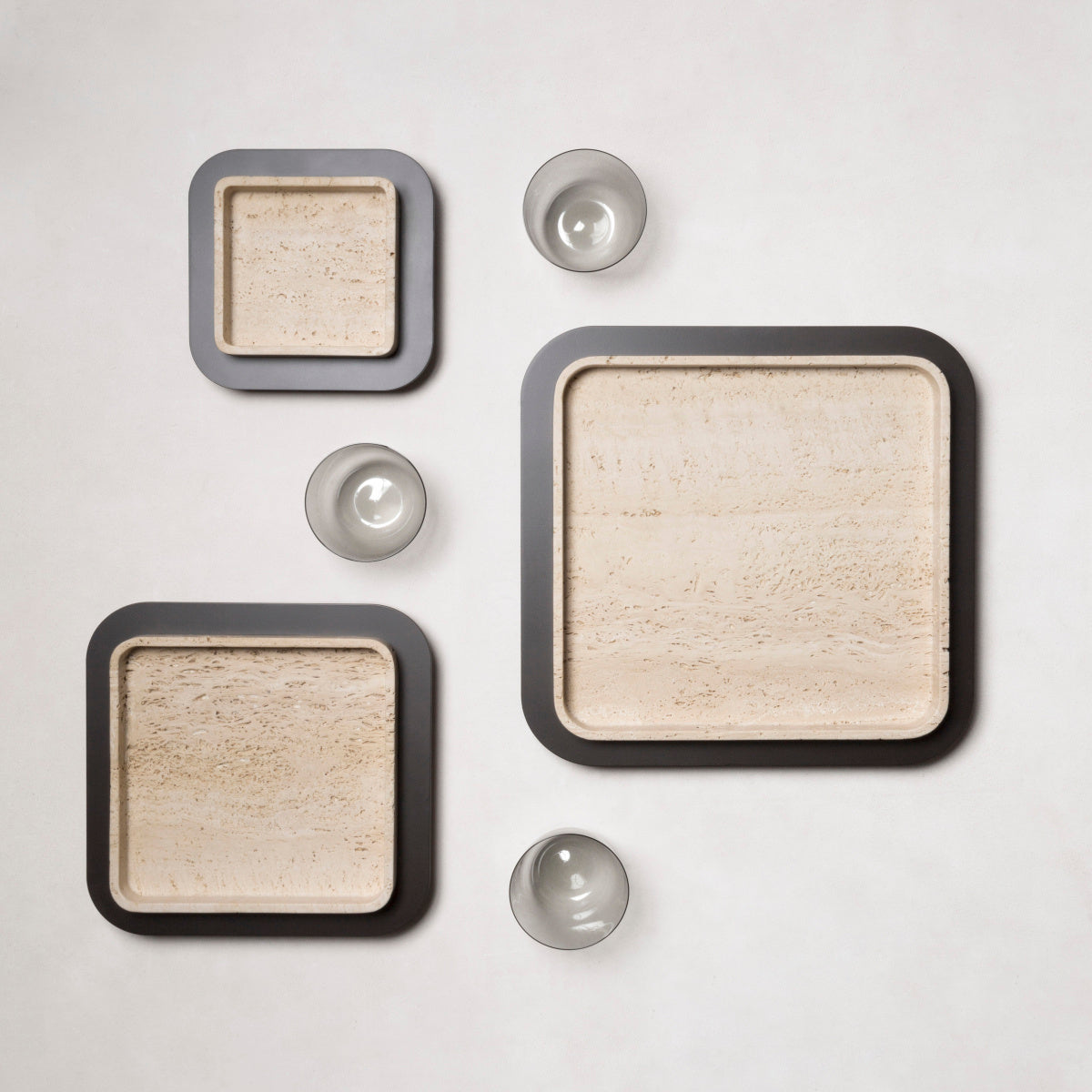 Glenn Sestig x Giobagnara Lloyd Travertinový podnos s bronzovým rámem