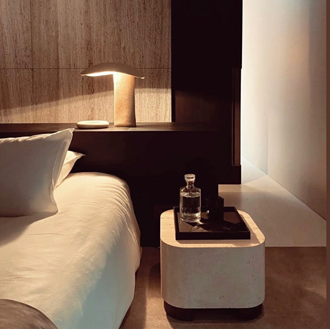 Lloyd moderní odkládací stolek z travertinu a ořechového dřeva