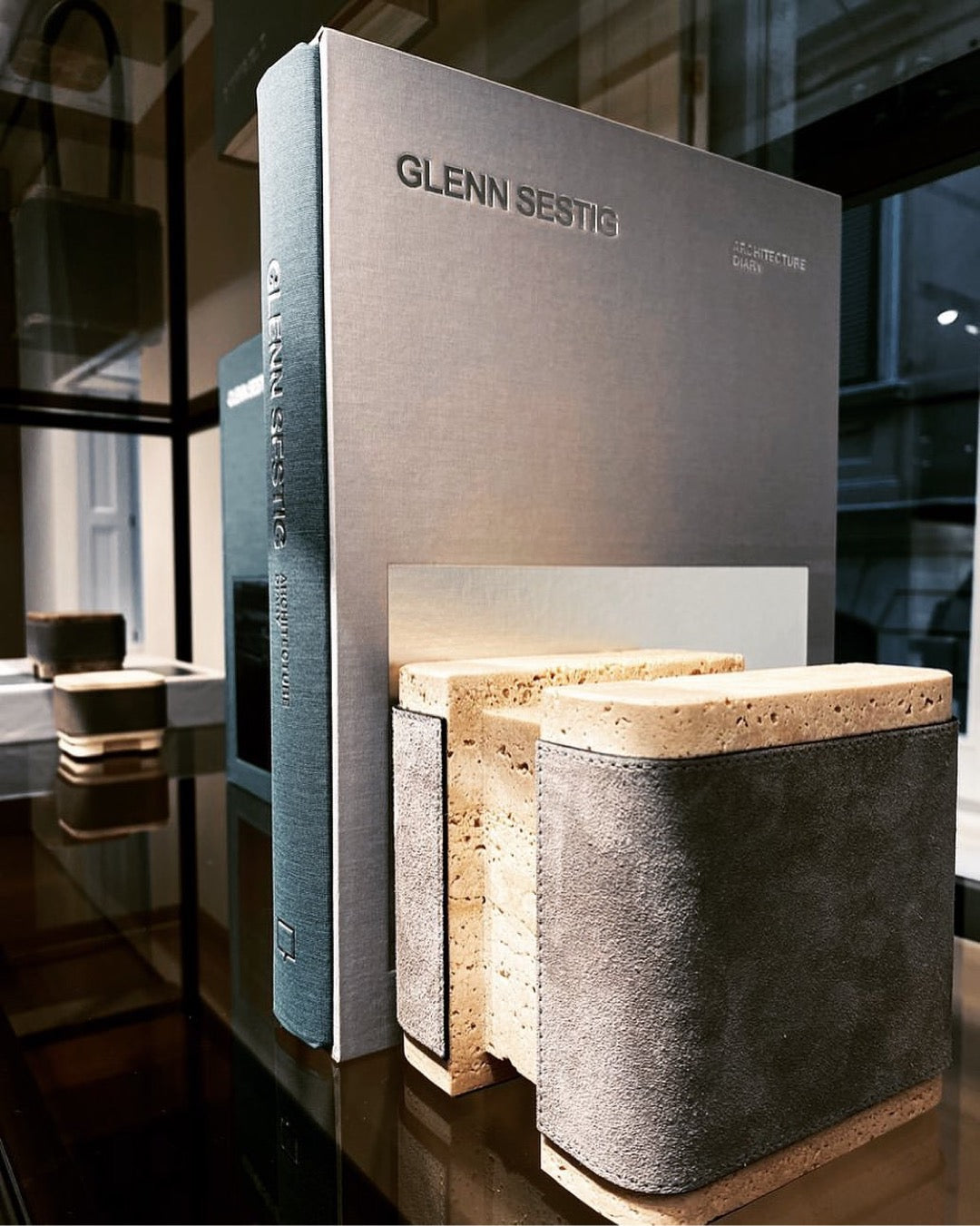 Lloyd Knižní zarážka z travertinu a kůže